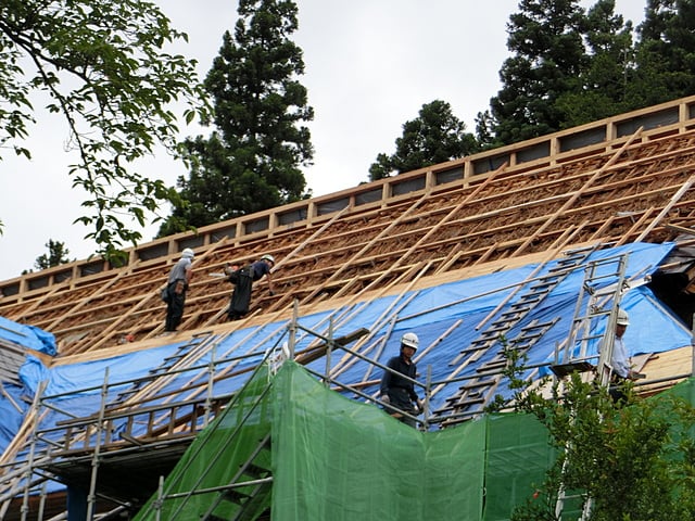 本覚寺様　大屋根の木工事状況。