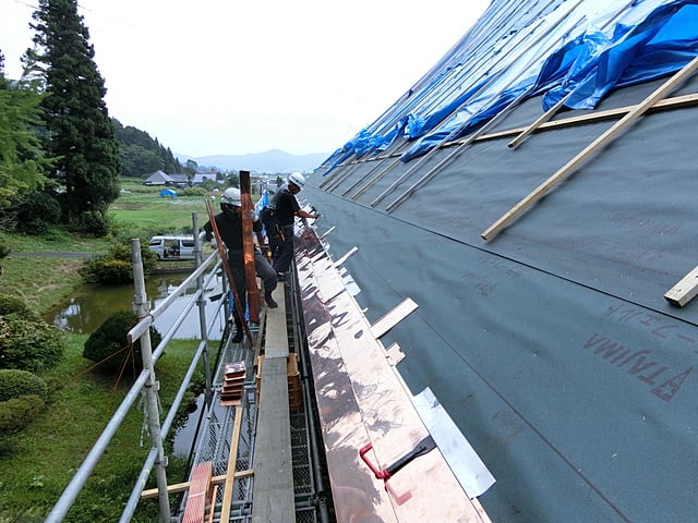 本覚寺様　大屋根の銅板葺き状況。