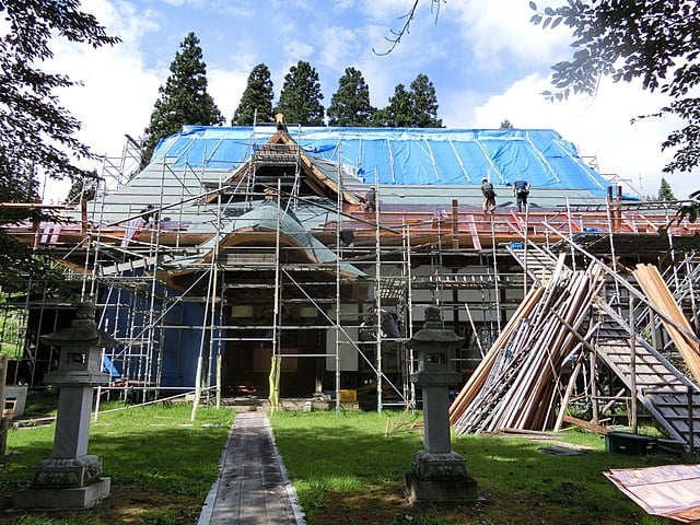 本覚寺様　大屋根の銅板葺き状況。