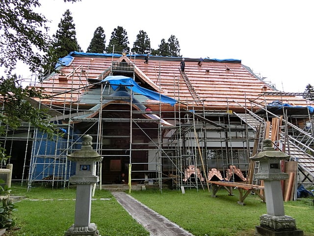 本覚寺様　大屋根の銅板葺き状況。