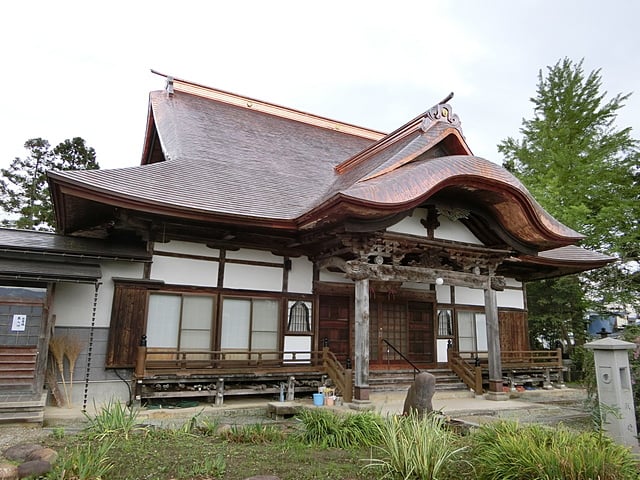 蓮化寺本堂の堂々たる屋根