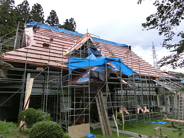 本覚寺様　大屋根の銅板葺き状況。