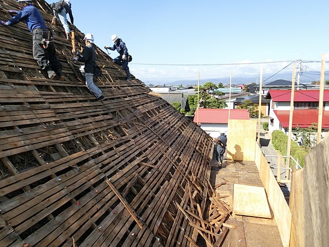 本源寺様屋根下地解体状況（この下にカヤ屋根がある）