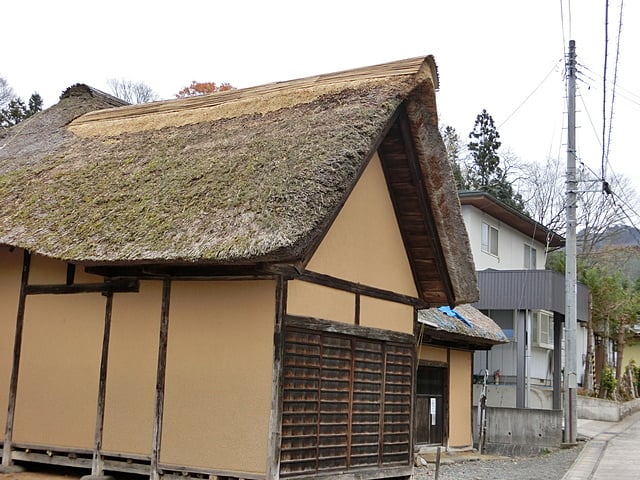 庄内屋の杉皮（すぎかわ）葺きの棟（むね）