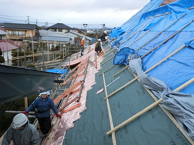 東根市の本源寺様　銅板葺き施工状況