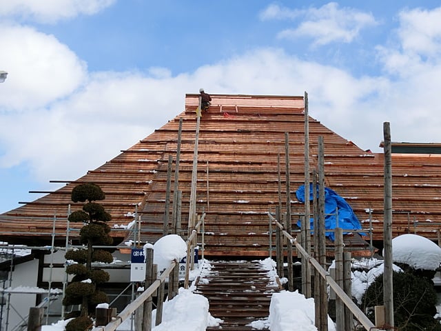 東根市の本源寺様　銅板葺き施工状況