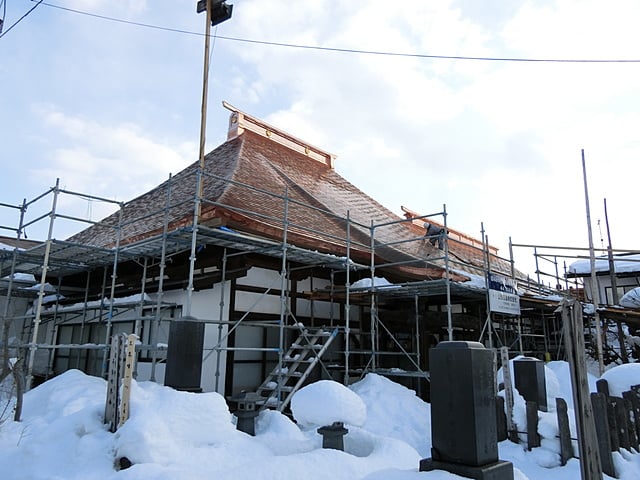 東根市の本源寺様　銅板葺き施工状況