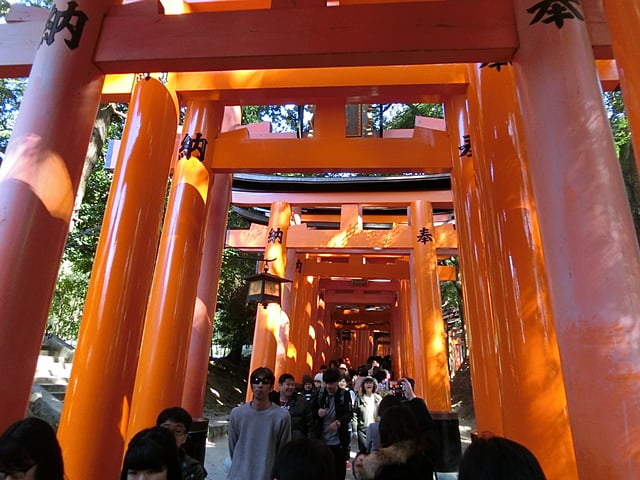 鳥居が延々と続く伏見稲荷神社。