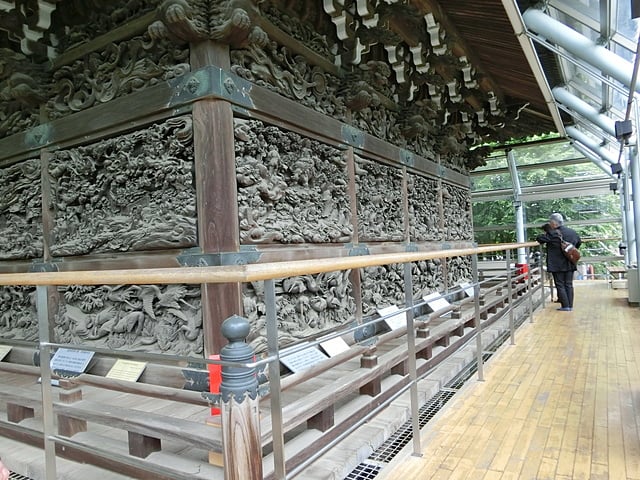 葛飾柴又にある帝釈天の彫刻。