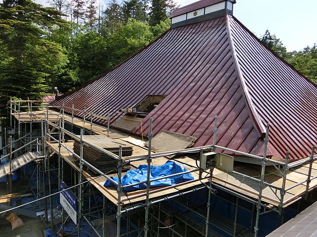 東陽寺様　仮屋根の資材搬入口