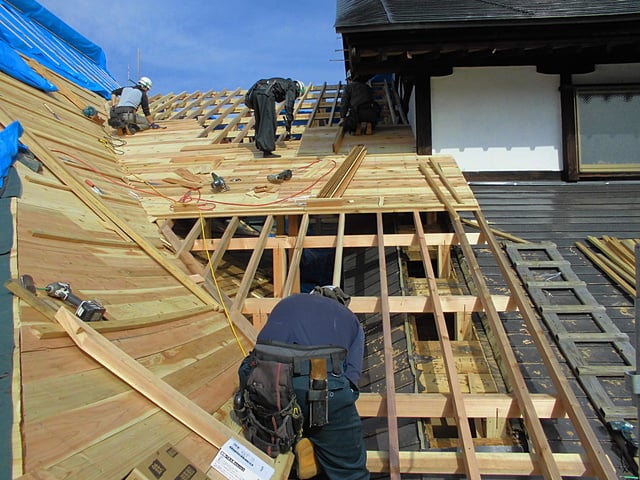 宝昌寺様工事状況。 左側が御本堂、右側が位牌堂です。