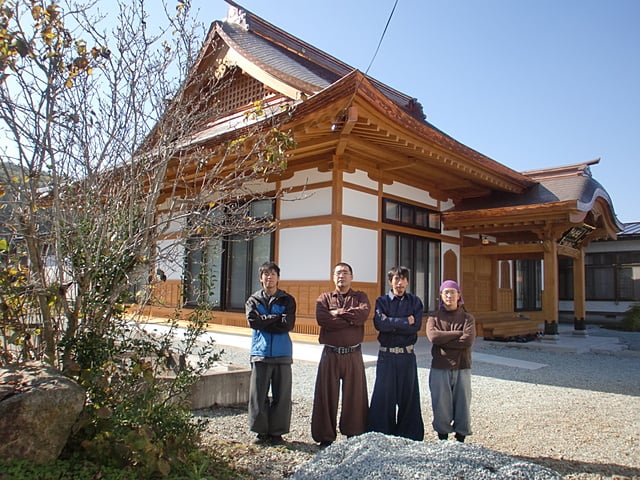 完成した龍源寺本堂の前で・・・当社の若き宮大工達