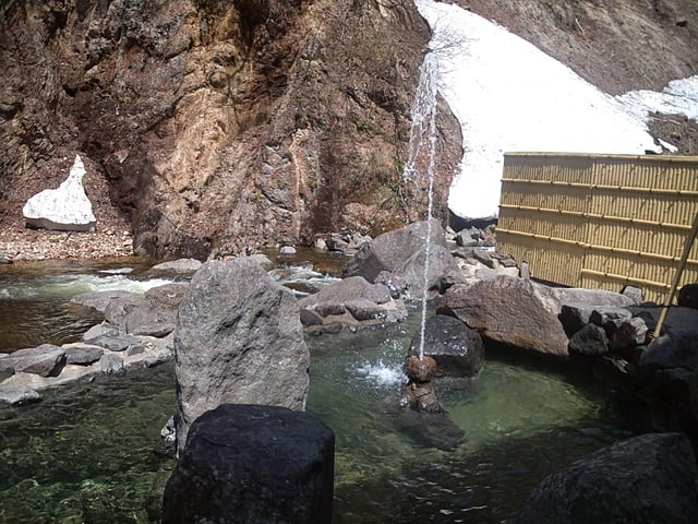 大平温泉の露天風呂（すぐ脇が渓流です）　滝見屋旅館