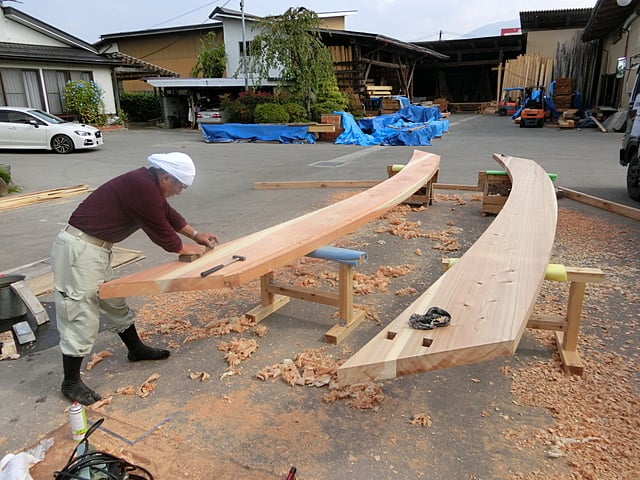 観音寺様の破風板（はふいた）加工（本社場内にて）