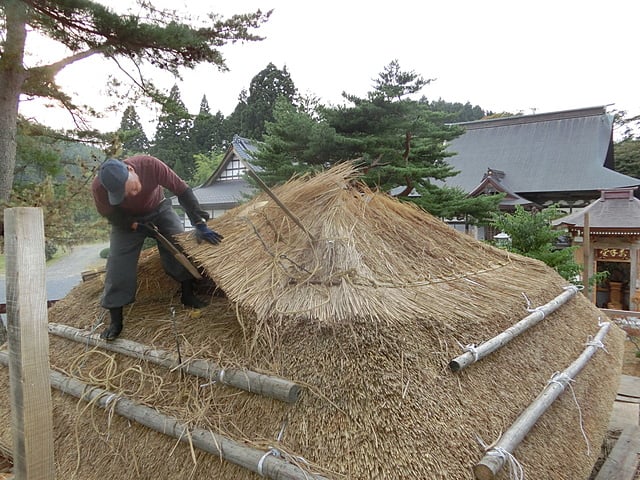 　煙（けむ）出しの造作（ぞうさく）に着手したところです。