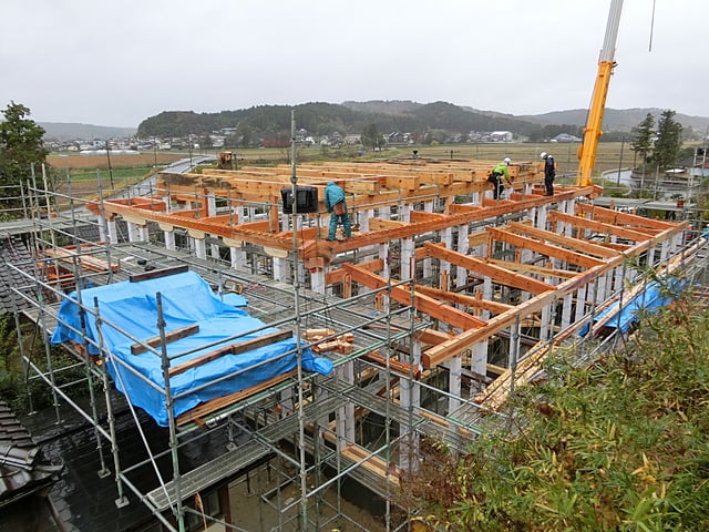 観音寺様　建て方工程（後方より撮影）