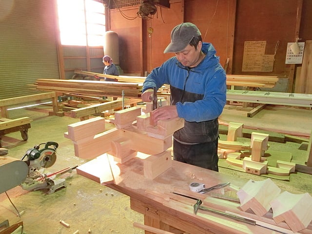 観音寺様に取り付ける役物の加工風景