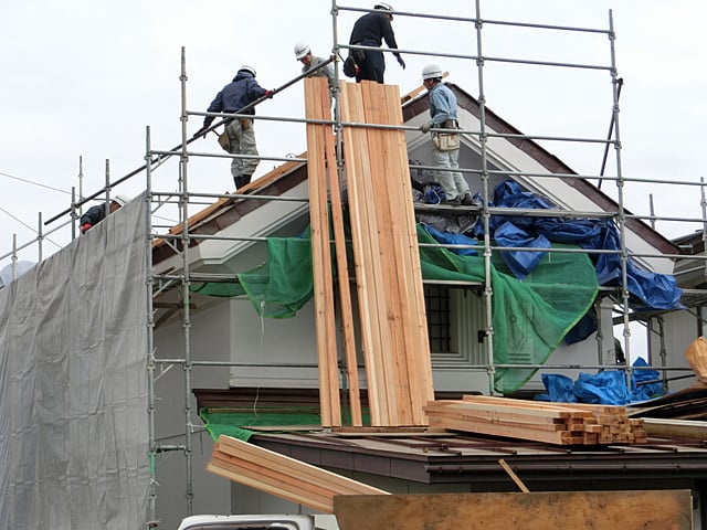 土屋根の上に新しい屋根下地を作る段取りをしているところ。