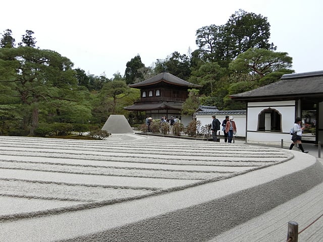 銀閣寺庭園の盛砂の造形美