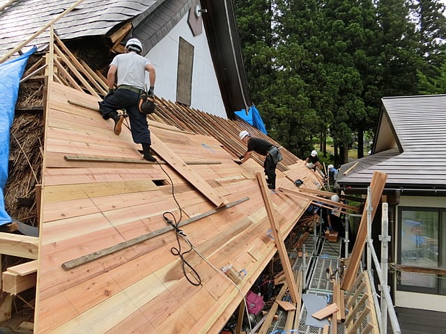 本覚寺様　大屋根の木工事状況。